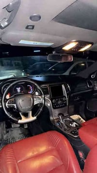 جيب SRT • احمر • كنتارا اسود