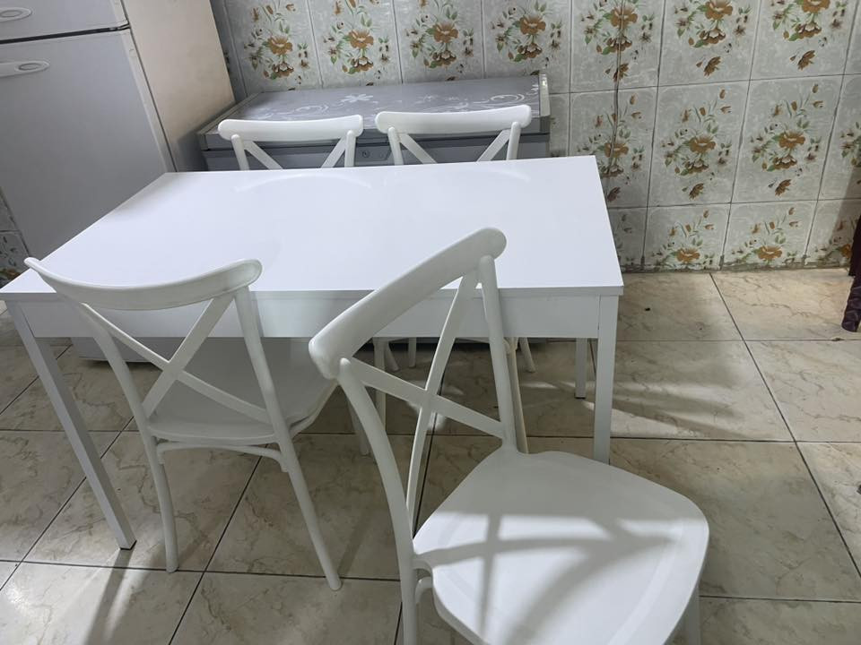 ميز خشب ارجل حديد كراسي عظم عاج الاصلي سعره ١٠٠ الف مكاني بغداد ***********
