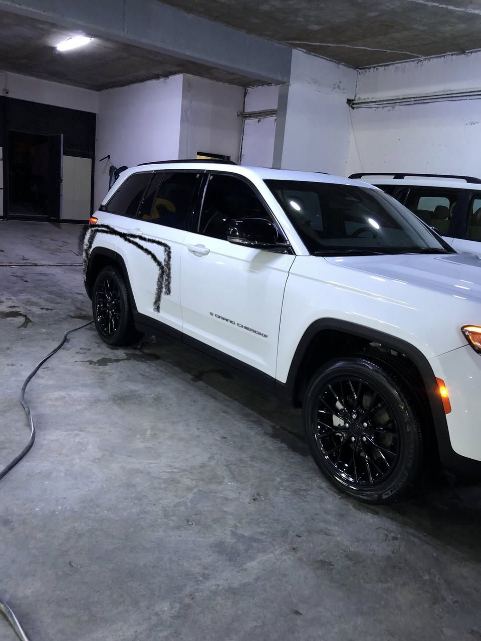 جيب ٢٠٢٣ لمتدد فول بانوراما خمسه راكب
مواصفات فول داخل بيجي 
ماشي ٢٥٠٠٠ ميل 
فحص رقم كله جديد
موافقه جام تضليل مرور 
صبغ قطعتين و شبر بدو دواخل رقم شاصي موجود 
سعر ٣٣٢ مجال 
عنوان سليمانيه 
رقم ***********
بدون مراوس
