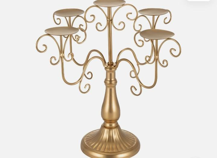 شمعدان ملكي فاخر خماسي الرؤوس - لمسة فخامة لمناسباتكم ✨
الوصف:
أضف لمسة من الرقي والأناقة الكلاسيكية إلى منزلك أو مناسباتك مع هذا الشمعدان الذهبي العتيق. يتميز بتصميم فني يجمع بين المتانة والجمال، مما يجعله قطعة ديكور استثنائية تجذب الأنظار.
​لماذا تختار هذا الشمعدان؟

​تصميم عتيق فاخر: يتميز بـ 5 أذرع بتفاصيل منحنية متقنة تضفي طابعاً ملكياً على المكان.

​جودة عالية ومتانة: مصنوع من معدن متين مطلي باللون الذهبي المطفي لضمان الاستدامة والمظهر الفخم.

​متعدد الاستخدامات: مثالي لتزيين طاولات الطعام، حفلات الزفاف، المهرجانات، والمناسبات الخاصة.

​قاعدة ثابتة: مصمم بقاعدة دائرية عريضة تضمن استقرار الشموع وحمايتها من الانقلاب.

​المواصفات:

​اللون: ذهبي ملكي.

​السعة: يتسع لـ 5 شموع.

​الحالة: جديد بجودة ممتازة.

​[سعر 5الاف دينار ]
📍 الموقع: [بغدا /البياع]
🚚 يتوفر شحن وتوصيل لجميع المناطق.
📞 للطلب والاستفسار:[***********]
