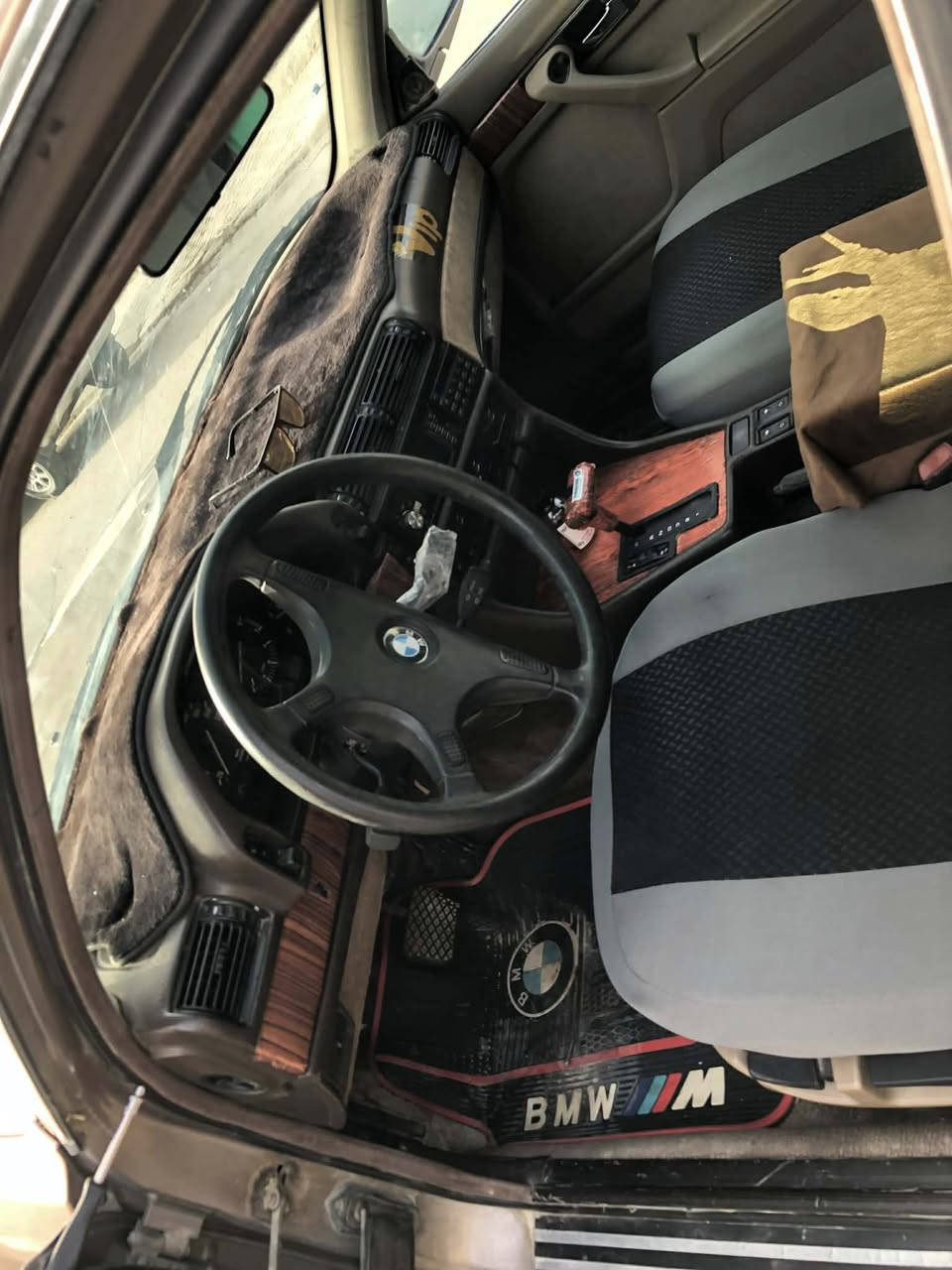 سلام عليكم BMWموديل 91 كير ومحرك وتبريد خير من الله  سنويه لل 28  هزه جديده سياره جاهزه  مكان بابل  سعر ٤٠ وبيه مجال لاتصال ***********
