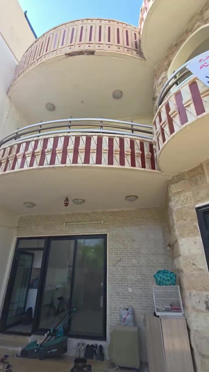 🏡 خانوویەکی بەکارهاتووی و مۆدێرن لە ناوەوە ...بۆ فرۆشتن – گەڕەکی ڕۆشنبیری
📍 شوێن: گەڕەکی ڕۆشنبیری، پشت کۆڕنیش، تەنیشت تێرمیناڵی بەغدا لەسەر ڕێگای کەرکوک، بەرامبەر باخچە.
✨ تایبەتمەندییەکان: ▪️ ڕووبەر: 250 مەتر 3\3656 ▪️ بەرامبەر باخچە و دیمەنێکی کراوەی جوان، ڕوگەی قیبڵەیە ▪️ هۆڵێکی مۆدێرن و فراوان ▪️ ژووری میوانی 5×7 مەتر ▪️ دوو ژووری نووستنی گەورە لە هەر قاتێک ▪️ موشتەمەلاتی تەواو ▪️ هەمان نەخشە و دابەشکردن لە قاتی دووەم ▪️ بەیتونەی جوان و گونجاو ▪️ چوار باخچەی ناوازە لە دەرەوە و ناوەوەی خانوو ▪️ دیزاین و تەشکیلاتی ناوخۆی تازە و مۆدێرن
🌳 خانوویەک بۆ ئەوانەی بەدوای ژیانێکی ئارام، جوان و خێزانی دەگەڕێن، لە شوێنێکی ستراتیژی و نزیک لە گرنگترین ڕێگا و خزمەتگوزارییەکانی هەولێر.
📞 بۆ زانیاری زیاتر و سەردانکردن پەیوەندی بکەن: 
***********
