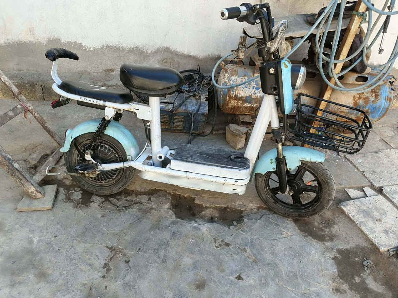 السلام عليكم دراجه شحن بيهه لحيم بلشاصي فقط تايرات جدد بصمات 2 باتري جديد تلاثه سرع  السعر 200 وبيها مجال الاستفسار اكثر اتصل عل رقم مكان الدراجه ميسان قلعه صالح ***********
