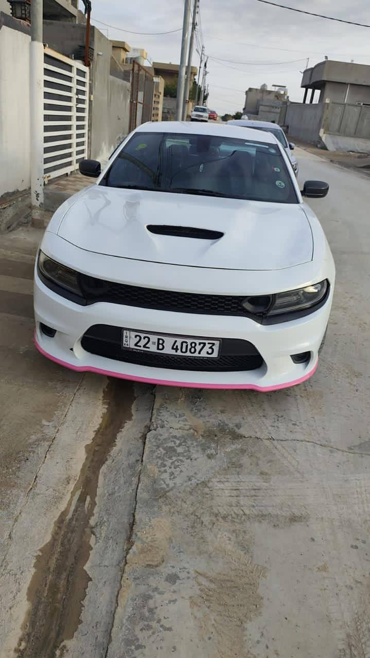 السلام عليكم اخوان اني مكلف بالنشر 
جارجر 2016 ابيض محرك هيمي 8اسلندر اسكات باك 6400 رقم اربيل قطعتين صبغ فقط والسياره كلين جديده بعدها سعر السياره 185وبيها مجال
رقم الهاتف ***********
