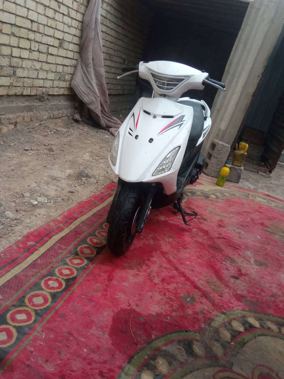 السلام عليكم اخوان دراجه متروكه جانت بس شغاله للبيع بيها بس هذا الكفر شويه مكسور موضح بصوره وباتري ضعيف ابيع هيج على وضعها 225وبيها مجال بسيط مكان بغداد منطقه الرشاد 

***********
