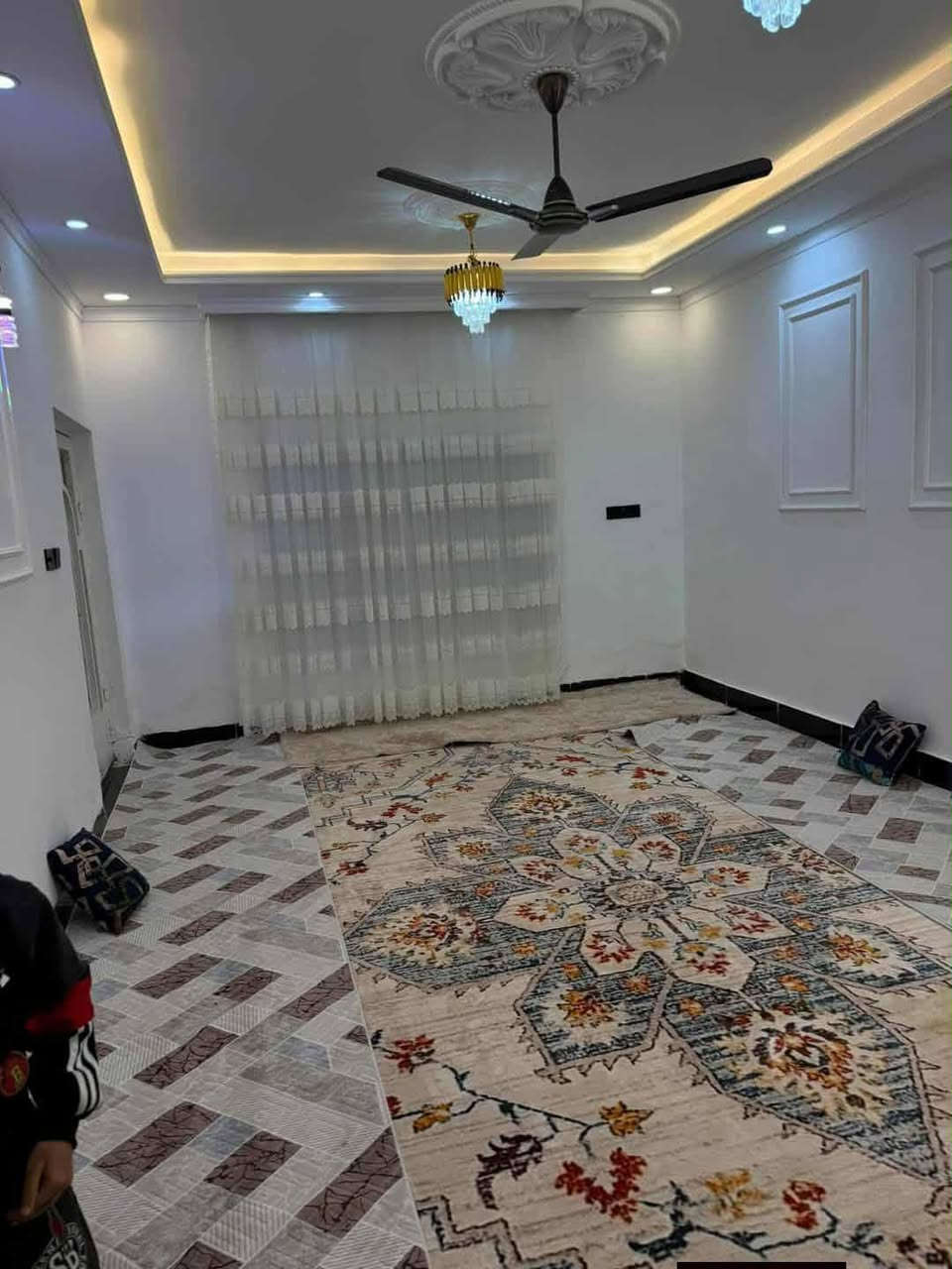 بيت مساحه 200 مطلووب مبادرة 75 تسديد الشهري 437يتكون من گراج سيارة عدد2 وصحيات خارجيه منظومه معوزله گيزر وتانكي ومطبخ واستقبال وهول داخلي وغرفتين نوم ومناور اثنين وسطح شتايكر طابق واحد جاهز من كولشي 
العنوان حي جامعه الاولى كورنيش الفلاحيه الجديد شارع دكتور خيري ثالث بيت عن سده 
الاستفسار الاتصال على رقم ***********
