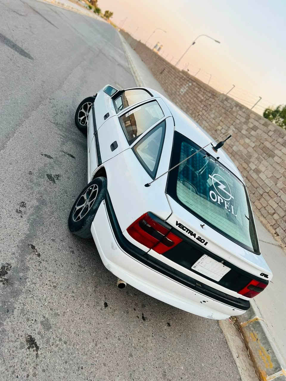سلام عليكم للبيع فكتره موديل 1995 حجم 20 رقم نينوى سياره حلوه نضيف احلى من صوره السعر ٤٣ وبي مجال للطيبين رقم موبايل *********** كورك *********** اسيا

