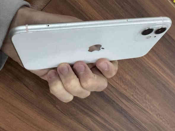 ئايفؤن ١١ دووكاميرا بؤ فرؤشتن مؤبايله كه %٩٥ خاوينه هيچي نه گؤراوه و نه كراوه ته وه مؤبايله كه ده ستي ١كه كارتؤني له گه له ته نها ئه و په له ي شاشه يه ي هه يه  ١٢٨ گيگابايت ١سيم 
پاتري ٧٥ سليماني ***********
