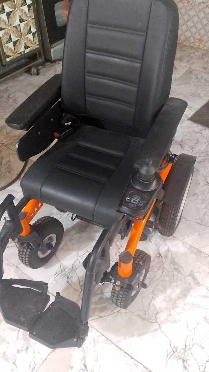 السلام عليكم عربانه مآل معوقين جديده بس ناقصه بس باتري وياها شاحنه مالته انتركت  وكعد باتري مآله جيب باتري جديد وشغل والاستفسار على رقم ***********مكاني حي رساله
سعر 200وبيه مجال للشراي
