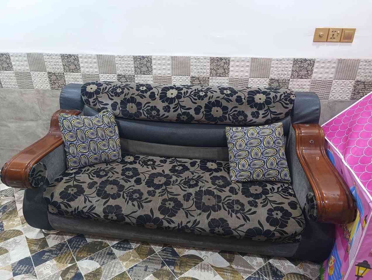 تخم للبيع نظيف عشر مقاعد مال بيت السعر 225 وبي مجال للاستفسار ***********
