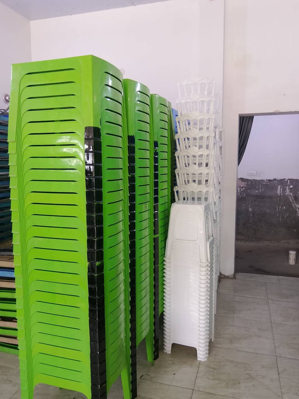 تتوفر غراض جديده ونضيفه للايجار توجد كراسي جديده بانواعها للايجار توجد كراسي بلون الاخضر ولون السمائي للايجار وتوجد كراسي فلات بلون الاخضر ولون الابيض للمناسبات والحفلات وتوجد طبلات بانواعها للايجار وتتوفر جميع الادوات الطبخ من كدوره وطباخات ومصافي وجفاجير وطشت للايجار وتوجد مبردات كبيرة وصغيرة ووسط للايجار وتوجد مغاسل كبيره ام تانكي للايجار وتوجد مولدات كاز كامه للايجار ومولدات بانزين للايجار وتوجد براميل بلاستك نضيفه للايجار ويوجد سيار كهرباء للايجار ويوجد عفريت للايجار تتوفر جميع مستلزمات المناسبات وحفلات والفواتح تتوفر في محلات الاخوين محلات ماجد حامد الكرغولي مكان المدائن سلمان باك تقاطع بانروما تقاطع ابو صابرين مقابيل معرض خالد زياره مجاور حاتم الدوشمجي يفتح المحل من ساعه سادسه صباحا الى الساعه السابعه مساء جميع الاغراض بأسعار مناسبة للاستفسار على رقم ***********///***********
