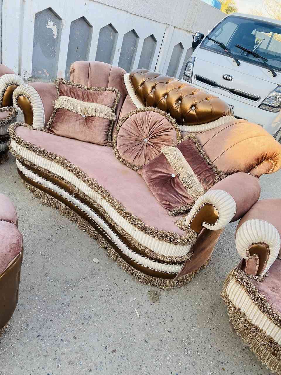 السلام عليكم 
تخم 10 مقاعد نضيف كلش مثل مموضح بلصوره 
كوشات كامله + طبله وسطيه 
السعر 650 وبي مجال شارع فلسطين 
***********
