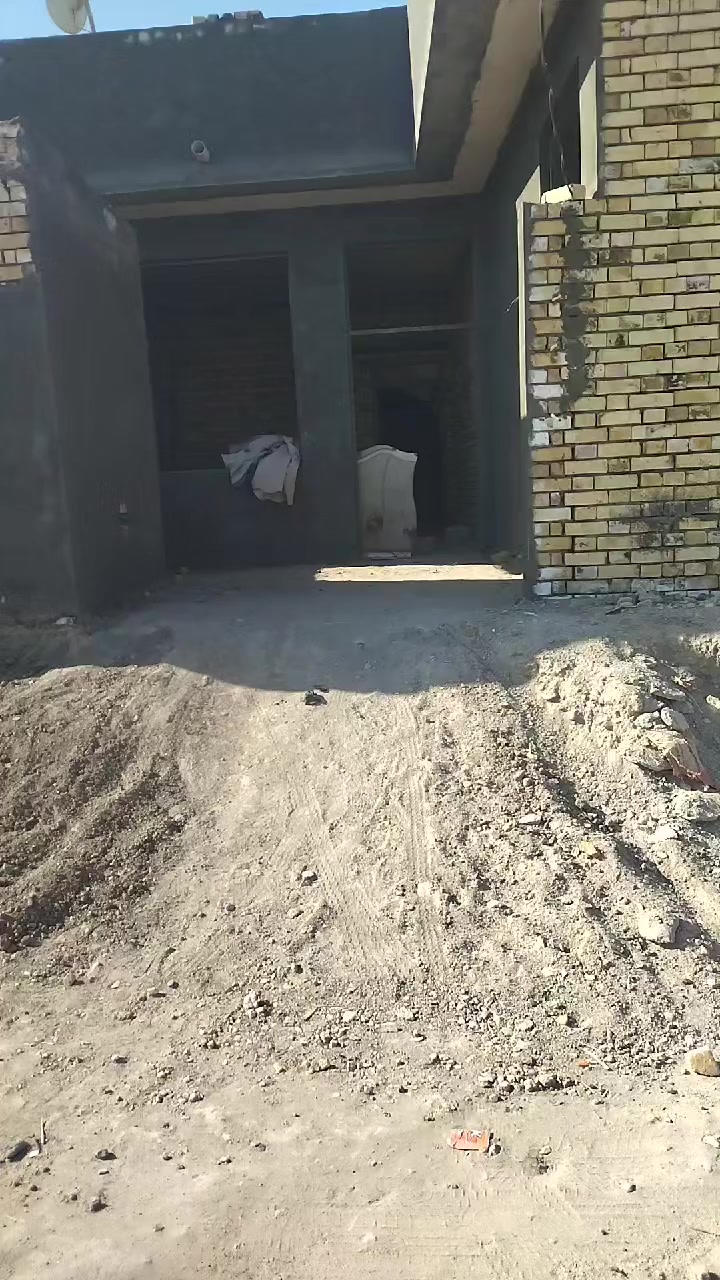 السلام عليكم دار إلى البيع مساحه 190متر غرفتين وصاله ومطبخ ودوانيه قريب على الاسكان الصناعي شارع ال صحن السعر على الخاص ***********
