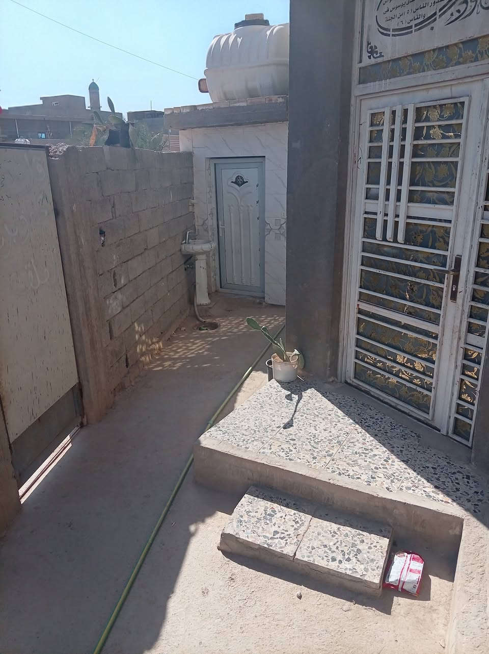 السلام عليكم بيت للبيع بغداد ناحيه الوحده المعمل قرب جامع شيخ بشار نوع البيت تجاوز مشمول بالطابو مشينه معامله طابو مساحه البيت ٣٠٠     مساحه البناء ٢٠٠ يحتوي علئ
غرفتين نوم 4×5
 صاله 4×8
منور بين الغرفتين
مطبخ حار
مطبخ بارد 4×5
استقبال 7×5
ال100متر الباقيه بصف البيت مصبوبه
البيت ارضيه كاشي
معروض 73وبيه مجال
للاستفسار الاتصال على الرقم ***********
