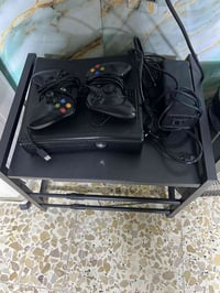 اكس بوكس 360 نظيف اكثر من 200 لعبه  جوستكات 2 السعر 100 الف 0775936867...