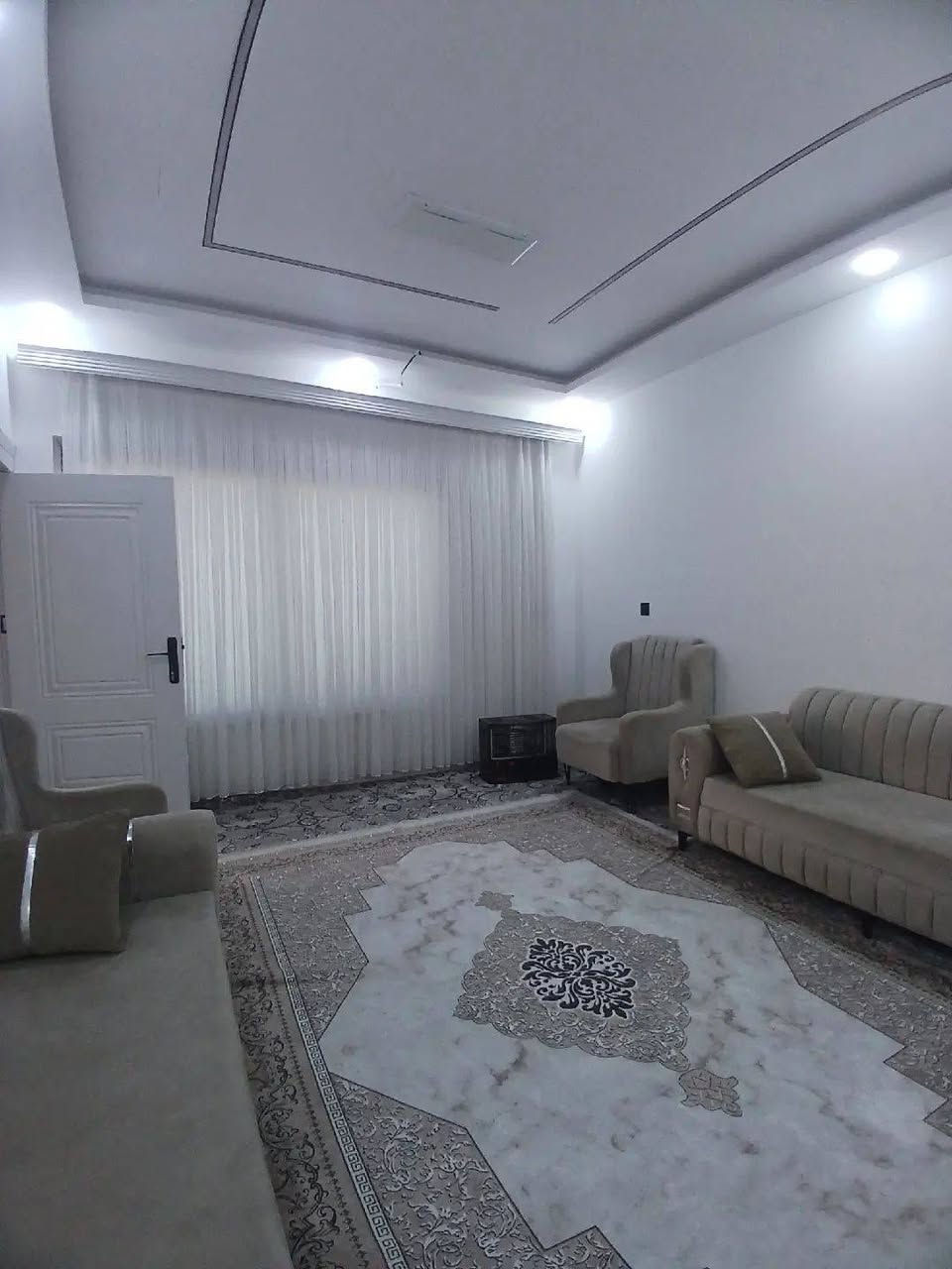 دار للبيع ١٦٠ متر (رقم)عنوان حريه خلف جامع سيد مرسلين البيت يتكون من كراج سياره استقبال و مطبخ و هول و غرفتين نوم وصحيات و درج داخلي +بيتونه مواصفات البيت   مغربي + دكت مركزي هاتف *********** / ***********
