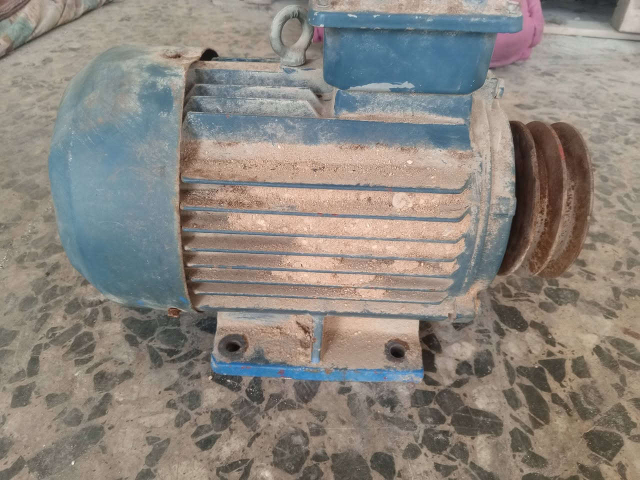 السلام عليكم البيع ماطور 5 حصان ما مستعل جديد شرط الشغل السعر 250 بغداد الشعله ***********
