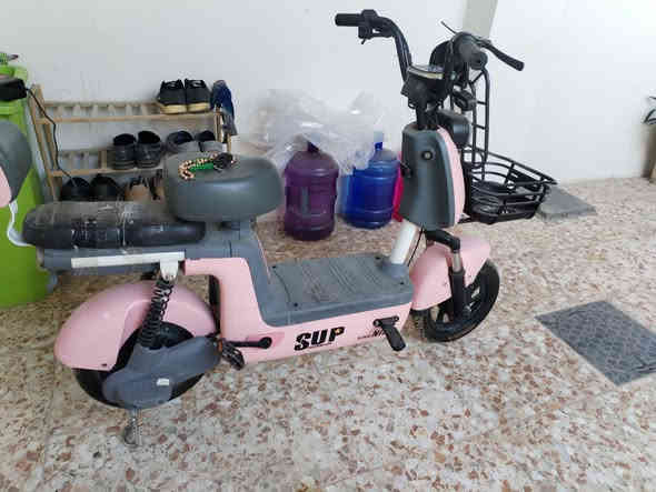 دراجه شحن موديل ٢٥ متروكه ونضيفه حيل بس بطاريه بيه ضعف اريده ٢٥٠ الف بيه مجال المكان حي أور سبع قصور شارع ابو علي واتساب *********** اتصل واني بخدمتكم
