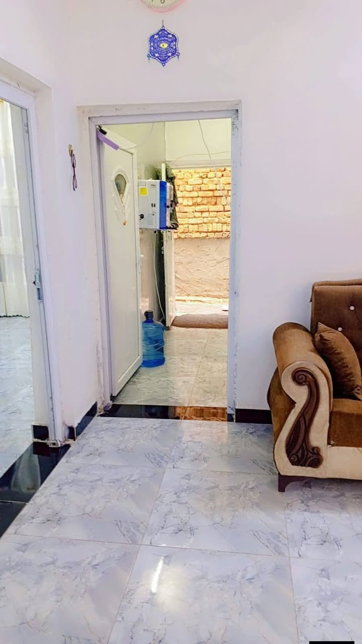البيت للبيع با الكادميه المساحه 100م مربع مطلوب مبادره يحتوي البيت على طابقين يحتوي الطابق الأول علا غرفة نوم و صاله و مطبخ و براني وصحيات خارجية و داخليه ويحتوي الطابق الثاني على غرفتين نوم و صاله اللاستفسار مراجعة مكتب سلام الجبوري الاتصال ***********
