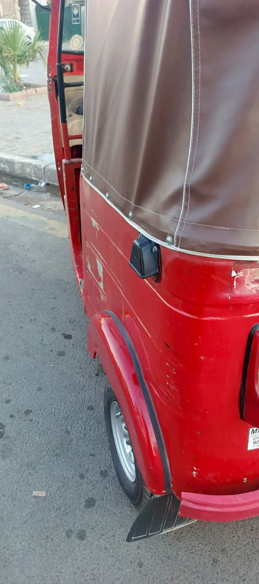 سلام عليكم تكتك للبيع١٨ اوراق مو رقم اوراق كامله مكينه تجفيت جديد شركه كل نقص مابيهه فقط بيهه الدوس يرادله تعمير بصيط العنوان رحمانيه الشعله السعر٤وبيهه مجال***********
