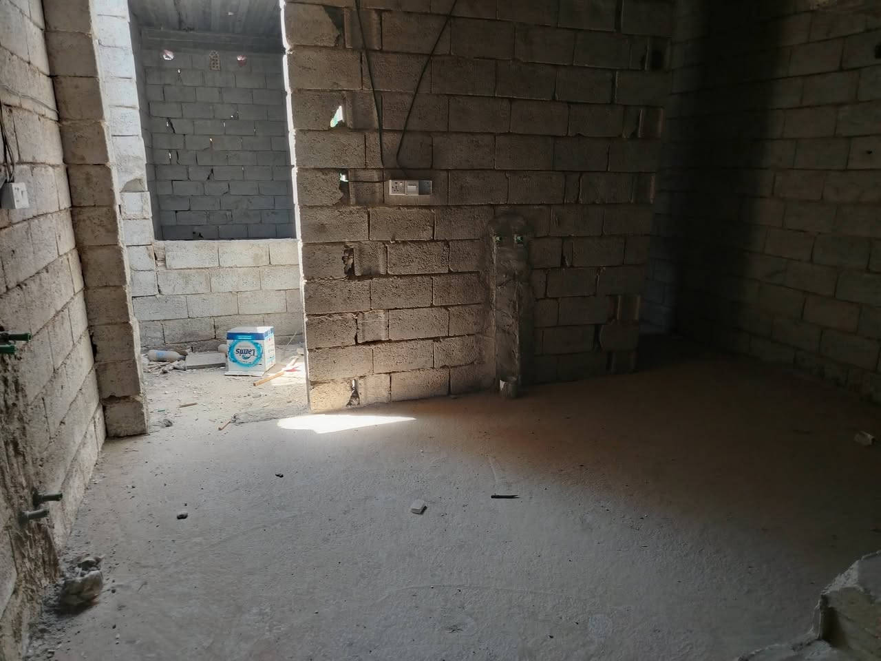 السلام عليكم يوجد لدينا هيكل للبيع مساحه 100متر واجهه 5ونزال 20يحتوي على ستقبال +ساحت درج داخلي +غرف نوم عدد 1+حمام جميع الخدمات موجوده ماء وتبليط وكهرباء نوع الملك قانون 117 العنوان بغداد الدوره مدخل البوعيثه الهواشة مجاور ماركت تاجر السعادة قرب شارع العام الاستفسار اتصل على هاتف *********** *********** الرقم الأثير يستقبل الواتساب
