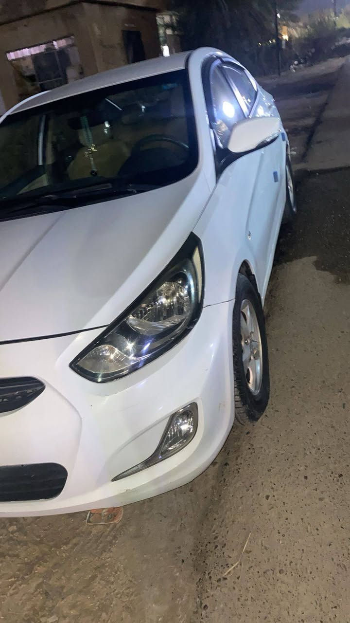 السلام عليكم اكسنت ١٣ خليجي بيهاباب بارد وصبغ تبريد شغال اشاير بلمري عارظها٩٨ وبيها مجال سياره مال بيت***********
