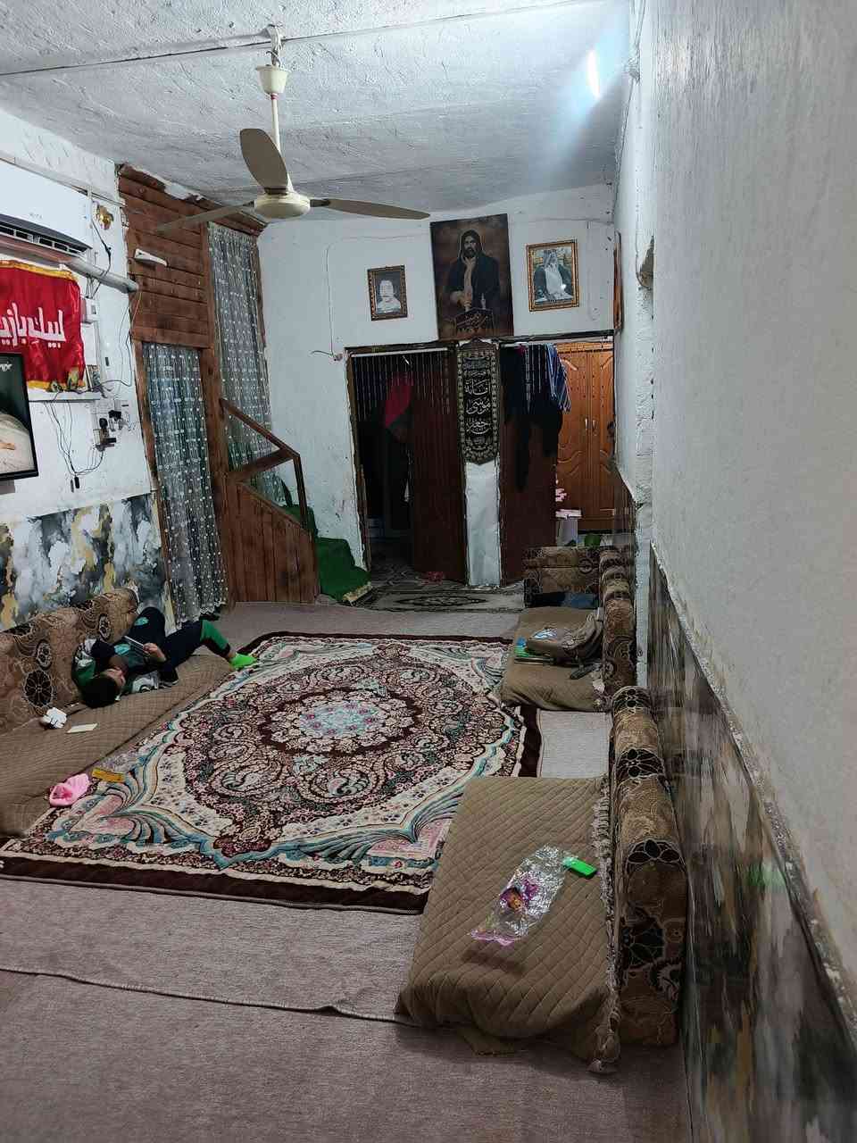 السلام عليكم بيت تجاوز للبيع الاصمعي قرب محطة غاز الاصمعي شارع الخدمي ثلاث غرف الارضيه سيراميك السقف اعكاده البيت نضيف 23وبي مجال اتصل ***********
