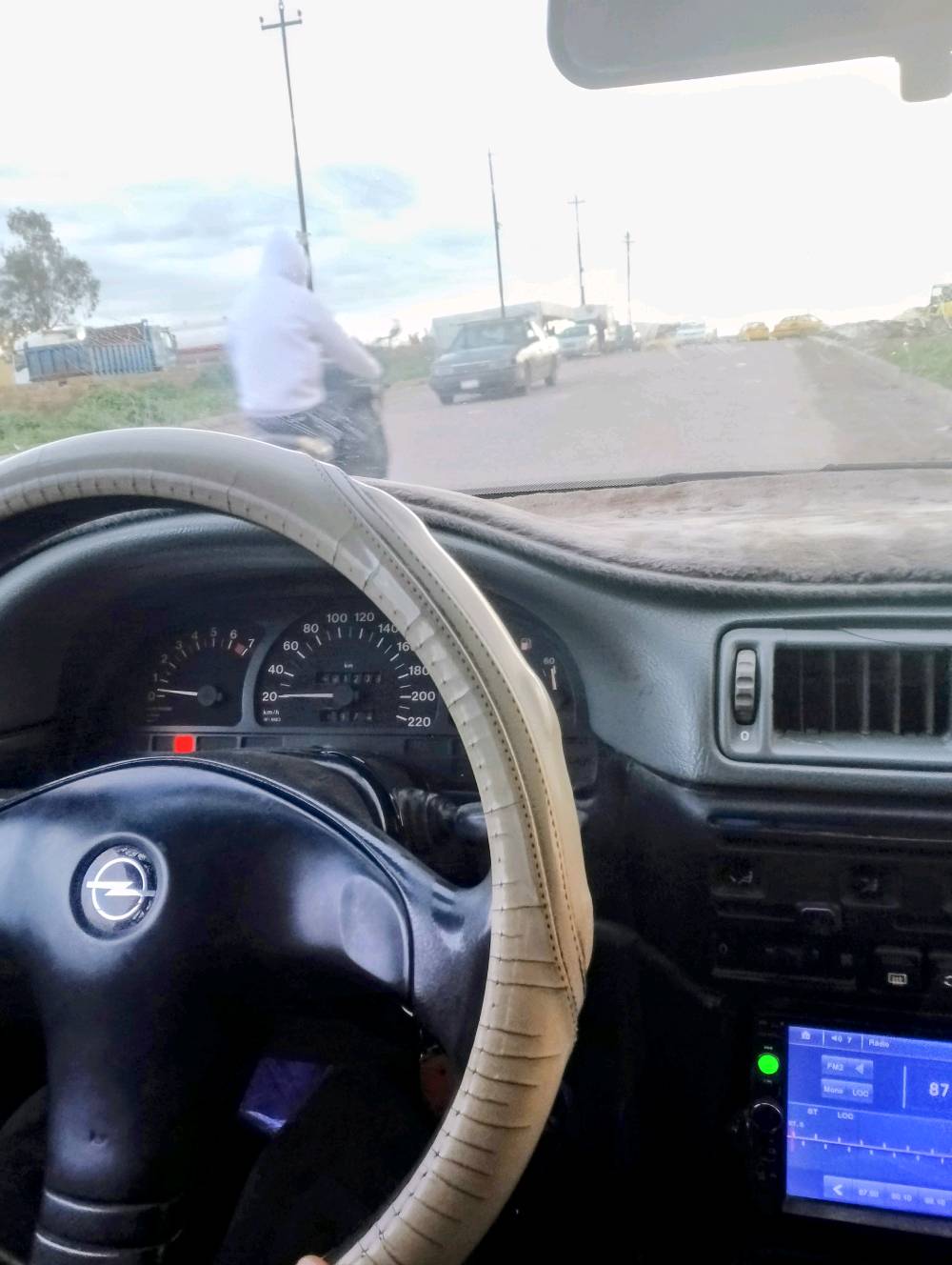 اوبل فكترا حجم 20..موديل 93..السياره بشرط..بوضعيه الشركه..ترايك للبصره. كلشي شغال تدفئه والكربائيات كلها بشرط وشغال .بشرط تحويل ..مكاني الشراي يتصل وبس مجال بسيط...الموصل جانب الايسر..