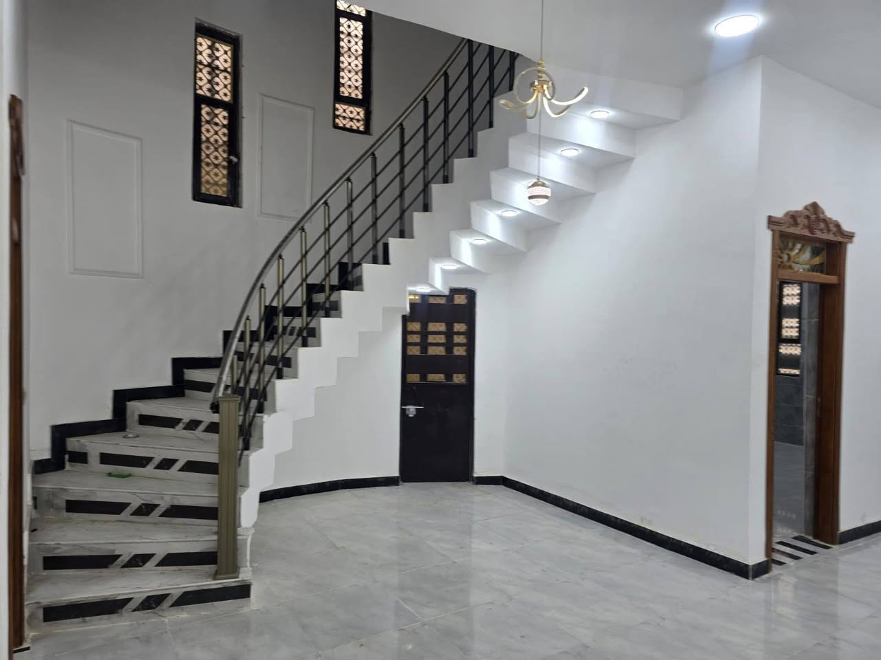 تفاصيل داخل الفيديو إلا ستفسار رقم الهاتف *********** يتوفر الدينا بيت للبيع في ابي الخصيب حمدان قريب من شارع الرئيسي السايدين الفوك وقريب من شارع مركز حمدان طابو زراعي عراقي سند 25وكله ونسخه من طابو مباشر تكاتب معا ابو طابو عراقي موجود مساحة البيت 200م يحتوي على 2غرف منام وصاله اوديوان اومبطخ اوكراج وحديقة بيت بناء جديد شغل دراجة أولى جميع الخدمات منطقة متكاملة السعر البيت 97مليون أو وقابل اللتفاوض مكان كلش حلوة بيت جاهز للسكن قير مسكون تسليم مفتاح ***********
