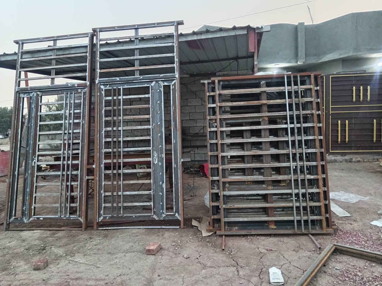 السلام عليكم نشتغل تفصال بيبان وشبابيك حديد درجه اولى ثقيل والخفيف مصطفى الحداد ***********
