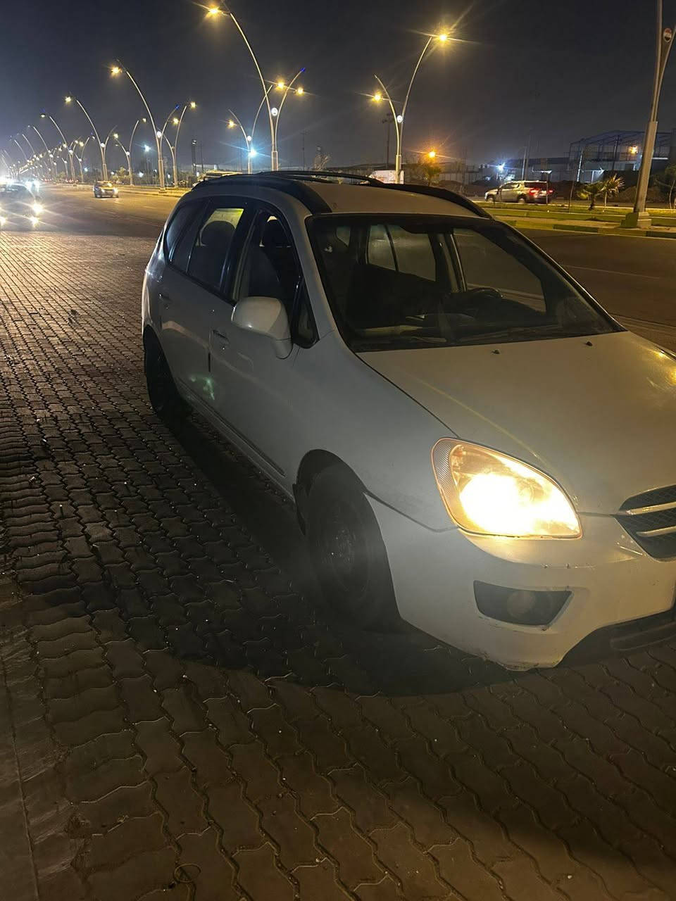 السلام عليكم للبيع كيه كارنز
مديل 2008  بيه ضربه جاملغ امامي
وتبديل باب صندوك اثر ضربه  بدون داخل من لخارج فقط بس لشراي يدلل لموشراي لايراسل ولا يدخل خاص السعر 100$وبيه مجال حك الجيه اتصال ع رقم *********** البصرة, العراق
