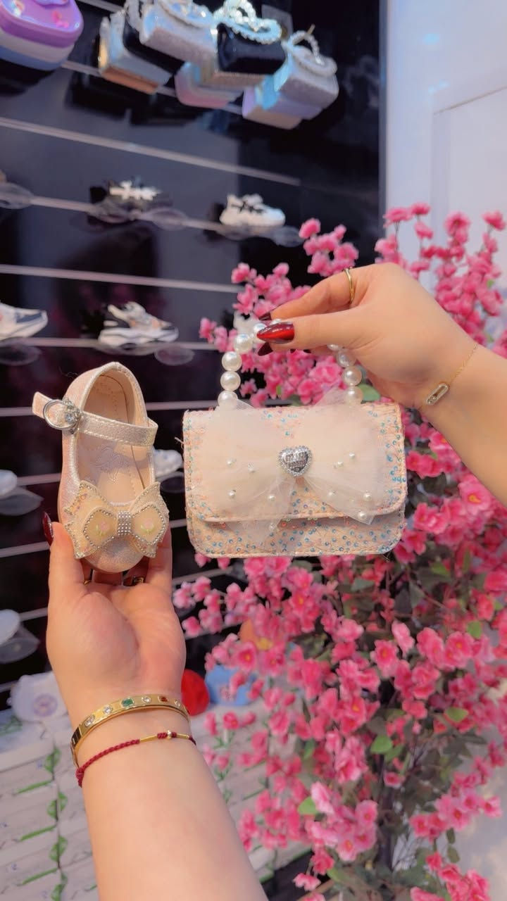 احذية 
بناتي اطفال بيبي قياس25
ال30


**إذا كنت صاحب هذا الإعلان وتريد حذفه لأي سبب، رجاءا أرسل رسالة إلى الدعم الفني**