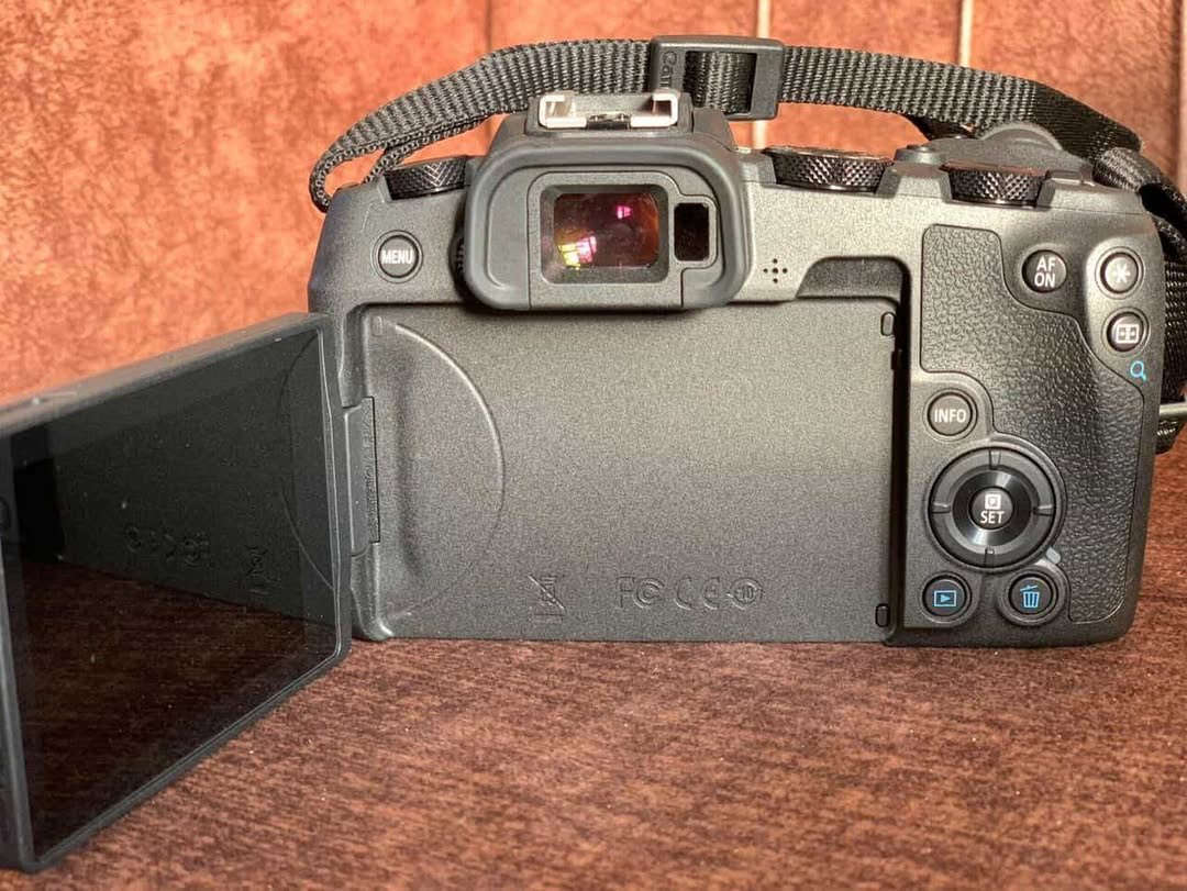 كاميرا كانون EOS R مع عدسة RF 24-105mm
مع رام lexar ذاكرة 32 
مع جنطة 
الكامرا جديدة 2025 مصور بيها فقط جلسة وحدة يعني شترها جديد ممستخدمة قليل كلش 
سعرها هي والغراض مليون و250 
مكاني بغداد 
للتواصل ***********
