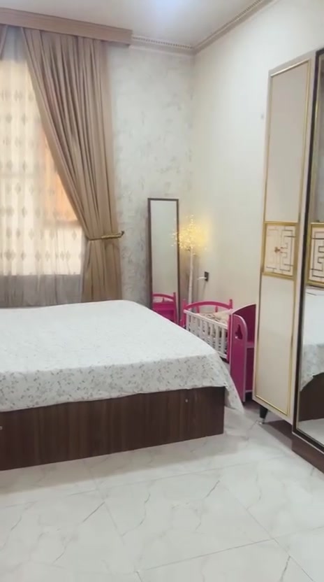 السلام عليكم غرفة نوم ٩ قطع تركي نضيفة جداً ماعدا ضرر  بسيط اموضح بالفيديو  يصلح سعرها (٨٥٠) + ثلاجهة جديده  سعرها ٧٥ مكاني بغداد المدائن
 
***********
