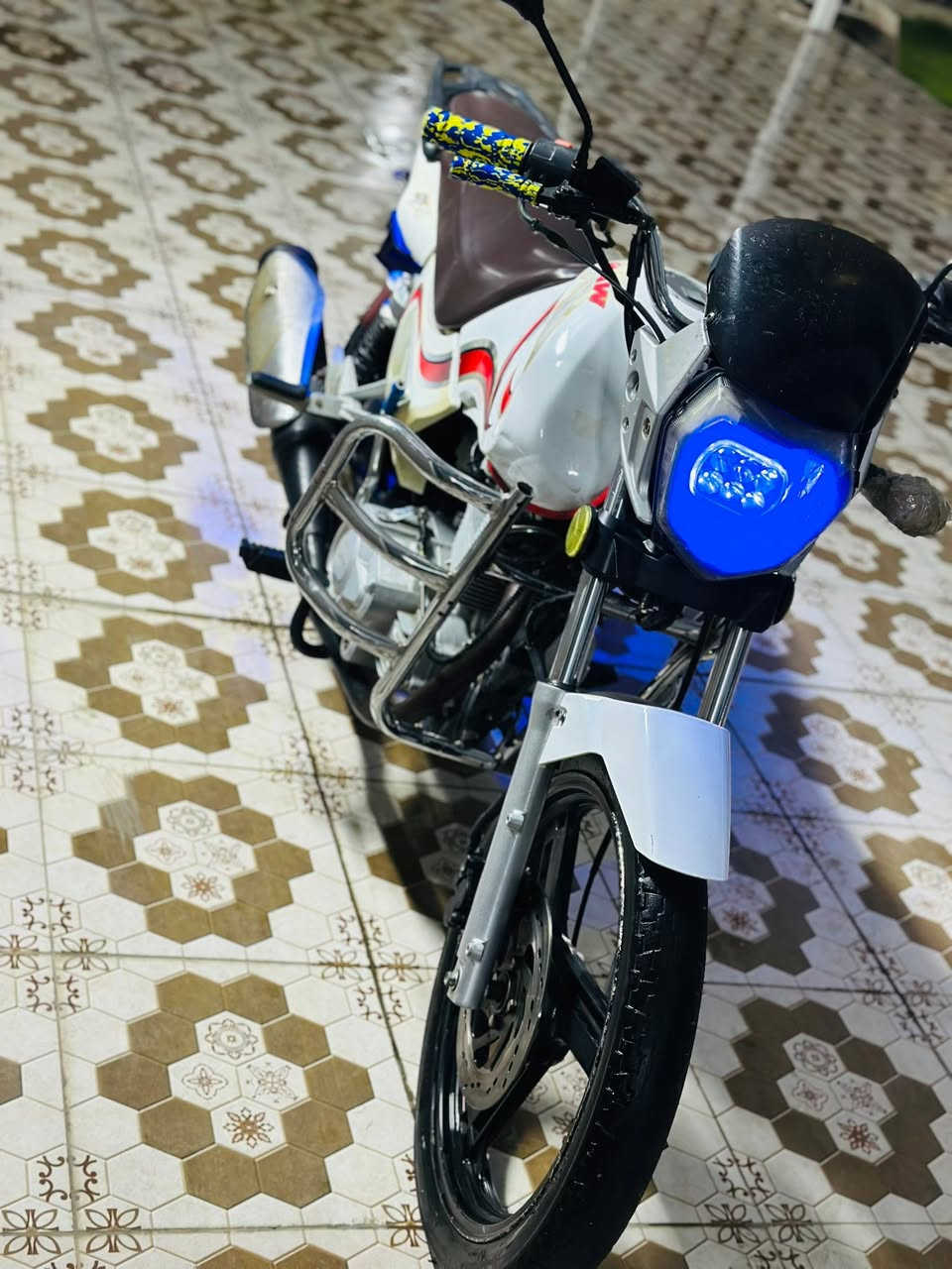 سلام عليكم سنكي للبيع مديل ١٨ اوراقه كامله
السعر ٦٥٠ وبي مجال 
***********
