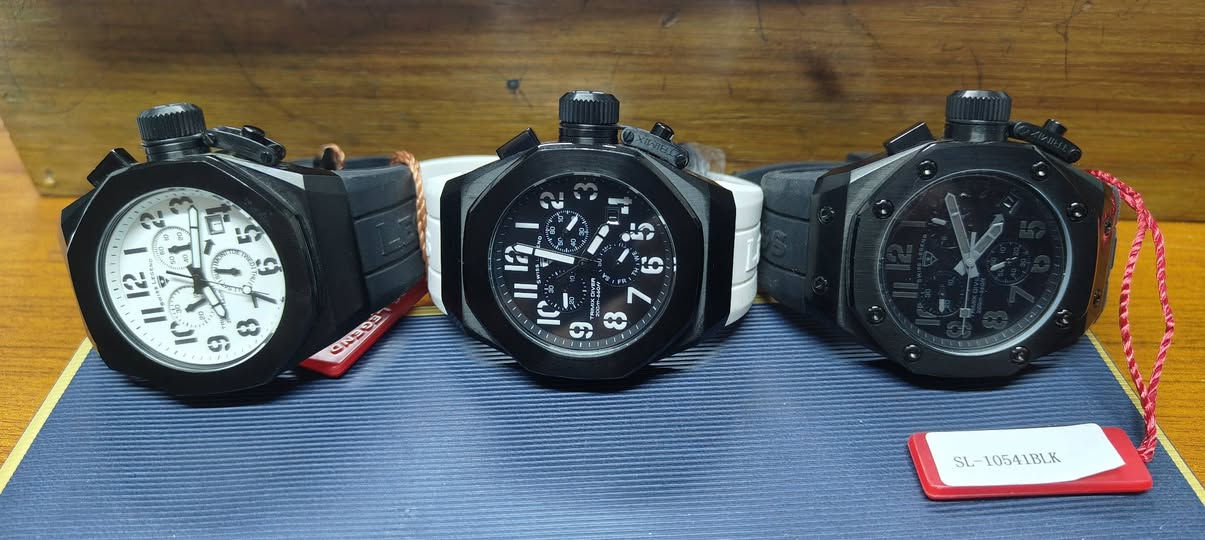 تحفة الغواصين النادرة.. Swiss Legend Trimix Diver بقلب سويسري وقفل بحري ⚓️
​الوصف:
لعشاق الساعات الضخمة والقطع "النوادر" التي تفرض حضورها.. متوفرة الآن ساعة Swiss Legend الأصلية بموديلها الأيقوني Trimix Diver. تصميم رياضي فريد يجمع بين متانة الهيكل ودقة المحرك، قطعة "لقطة" وجديدة تماماً.
​أبرز المواصفات الفنية والمنشأ:
​نظام القفل البحري (Screw-Down Crown): مزودة ببرغي قفل (كوكة قفل) لضمان عزل تام للمحرك ومنع دخول الماء أو الرطوبة، وهي ميزة الساعات الغطس الاحترافية.
​القلب النابض (المحرك): تعمل بـ ماكنة سويسرية أصلية من إنتاج شركة ISA Swiss العريقة، المعروفة بدقتها الفائقة وعمرها الطويل.
​نظام الكرونوغراف (الستوب ووتش): مجهزة بـ 3 أقراص داخلية احترافية (عداد الدقائق، الثواني، وعداد 1/10 من الثانية) لأقصى درجات الدقة في التوقيت.
​التاريخ والتقويم: نافذة مدمجة لعرض اليوم والشهر بوضوح تام.
​الهيكل والبودي (The Case):
​التصميم: هيكل "مثمن الأضلاع" (Octagonal) فخم جداً على اليد.
​المادة: مصنوع من الفولاذ المقاوم للصدأ (Stainless Steel 316L) عالي الجودة والمقاوم للتآكل.
​الحجم والوزن:
​القطر: 46 ملم مع سُمك 14 ملم، مما يعطي الساعة "هيبة" استثنائية.
​الوزن الصافي: تزن الساعة 150 غرام، وزن حقيقي يعكس فخامة المعدن وثباته على المعصم.
​الزجاج والمقاومة:
​الزجاج: كريستال معدني مقوى (Mineral Crystal) مقاوم للصدمات والخدوش.
​مقاومة الماء: مصنفة كـ Diver 200m (مقاومة لضغط الماء حتى عمق 200 متر).
​الحالة: جديدة تماماً (New Without Box).
​القيمة والندرة:
​تاريخ الإصدار: انطلقت هذه السلسلة في عام 2010، وتوقف إنتاجها رسمياً بعد عام 2017، مما يجعل امتلاك قطعة "جديدة" منها اليوم فرصة استثمارية حقيقية للهواة، فهي قطعة لم تعد تُنتج ولن تجدها عند غيرك.


**إذا كنت صاحب هذا الإعلان وتريد حذفه لأي سبب، رجاءا أرسل رسالة إلى الدعم الفني**