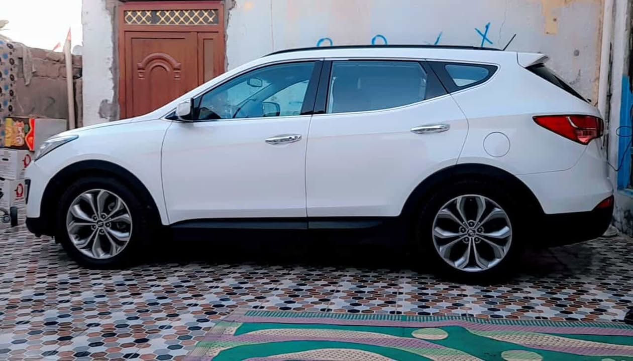 السلام عليكم 
هونداي سنتافي موديل 2013 
 • فتحة بانوراما
 • شاشات وكالة + اتصال لاسلكي
 • كشنات كهرباء وكلشي شغال 100%
 • داوخل نظيفة جدًا

📌 ملاحظة: بيهاطخه  خفيفة بالجاملغ (الجهة اليمنى) ومصلّحة بشكل مرتب. سياره احلى من الصور وماناقصه شي 

السعر: 153وبيه مجال 

📞 رقم الاتصال ***********
