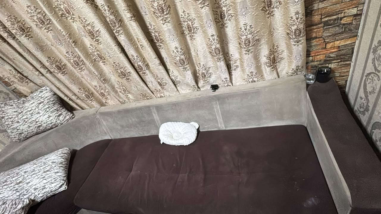 السلام عليكم ورحمة الله مكلفة بالنشر
تخم ديوان عشر مقاعد خشب صب ثقيل جداً 
للبيع 
***********
