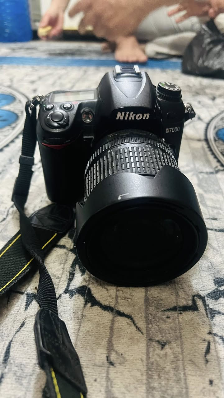 السلام عليكم نيكون 7000 بطاريه وحده + رام + شاحنه بطارية + عدسه 70-300 و عدسه 18-105 توصيل موجود 500 وبيها مجال اتصل ***********
