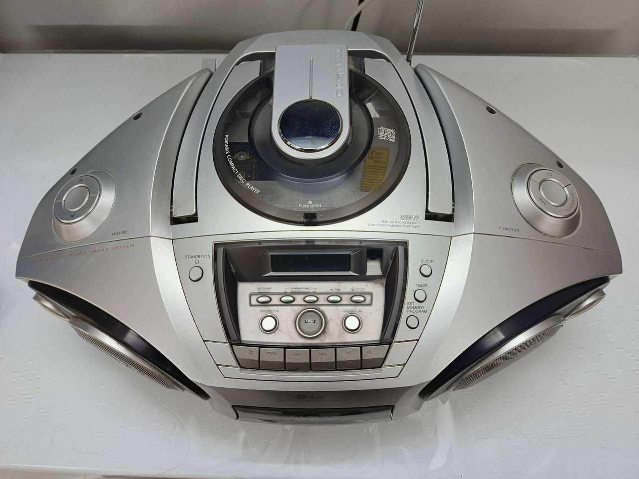 مسجل ومشغل Cd
نضيف ومعاه ريمونت LG 
*********** 
70 الف
