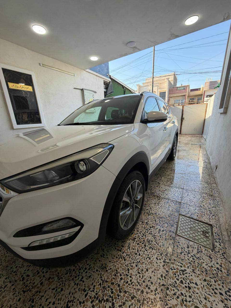 السلام عليكم 
توسان 2018 مكينه 2000 دوش 
مكفوله كفاله عامه عدا شخط بلباب خفيف موجود بلصور
سياره بعدها على وضع الشركه مكينه صدر كلهن جديدات 
وين ماتريد تفحص افحص وبلحقيقه احلى من الصور 
مواصفات شاشه كامره تحكمات ستيرن مود درايف 
مكانها بغداد الغزاليه باسمي سياره سنويه صارلها شهرين من ساقطه 
السعر 183 وبيها مجال شي قليل 
*********** 
‭0773 930 4449‬ بغداد, العراق
