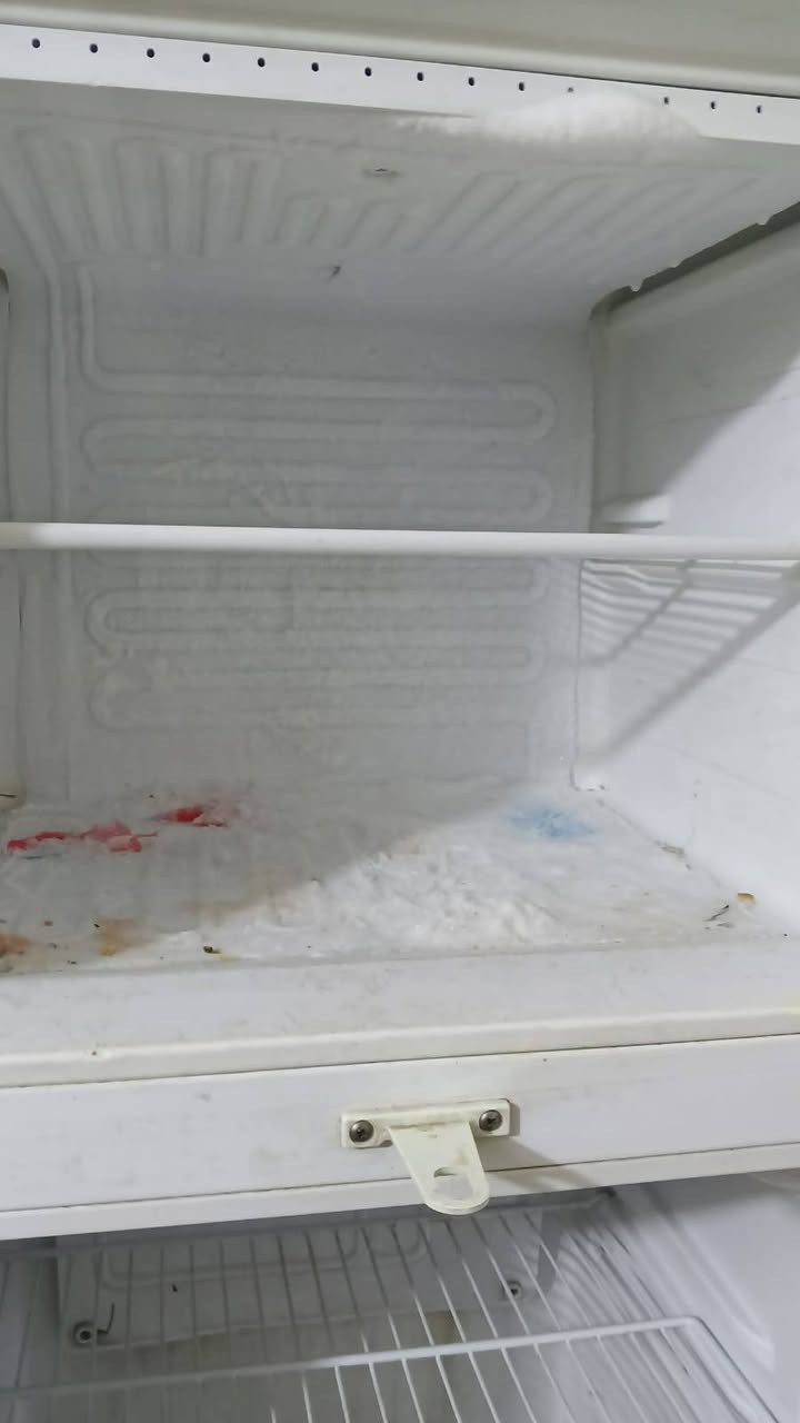 ثلاجة للبيع و بلازمة كلهن شغلات الي بصوره تجي جيكهن بيدك السعر 400 وبيهن مجال ***********
