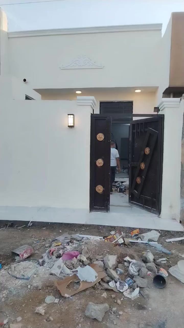 سلام عليكم تفاصيل البيت ١٠٠م وجه ٥م ونزال ٢٠ يقع منطقة أمن الداخلي قطاع ٢١ السعر ٨٠ وبي مجال بسيط البيت تسليم مفتاح بناء بلوك بعده ممسكون للتواصل خاص او مكتب الجبوري ***********
