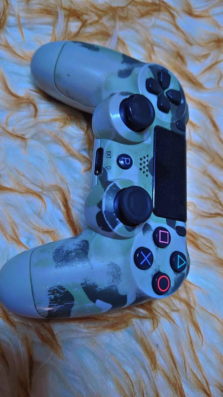 🎮 للبيع Sony PlayStation 4 Pro 
📦 المواصفات:
جهاز PS4 Pro
سعة التخزين 1TB
 4K
نظام 13.2 قابل للتهكير
يد تحكم PS4 + يد تحكم PS5
كيبل كهرباء
كيبل HDMI
🎮 الألعاب والحسابات:
قرص GTA V مع حساب قوي  داخل GTA Online
FIFA 25 ( PS Plus)
God of War Ragnarök ( PS Plus)
Horizon Forbidden West ( PS Plus)
Detroit: Become Human ( PS Plus)
Fortnite
eFootball 2026
Fall Guys
وألعاب أخرى كثيرة
💰 السعر: 330 
📍 المكان: الموصل – حي العامل


**إذا كنت صاحب هذا الإعلان وتريد حذفه لأي سبب، رجاءا أرسل رسالة إلى الدعم الفني**