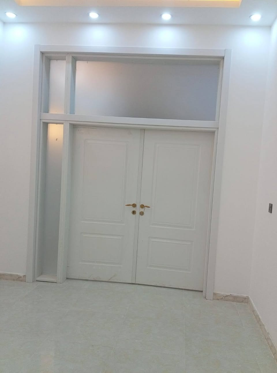 ياالله ياالله 
يوجد بيت للبيع في حي الاطارات 100م على حديقه قريب على شارع الكيات تسليم مفتاح اليوم كمل طابقين ثلاث غرف نوم واستقبال ومطبخ وصحيات خارجية وداخليه  الاتصال على الارقام التاليه ***********. أو ***********  واتساب
