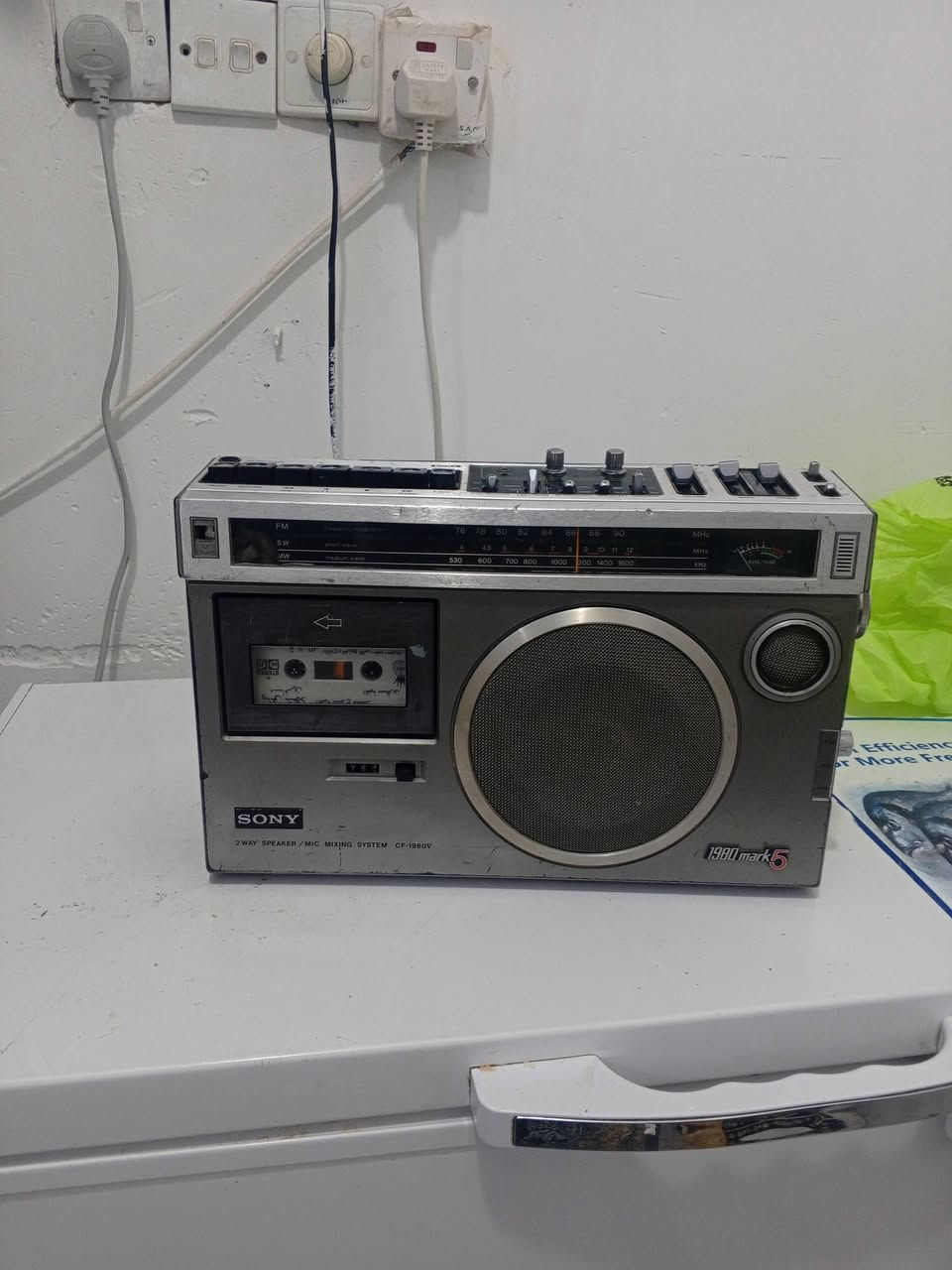 السلام عليكم اخوان عندي هذا الجهاز سوني ياباني اصلي وزن ثقيل 8 باتري كبير جهاز شغال اواكس ومسجل ماعدا الراديو سحبه ضعيف السعر 60 الف للاستفسار الاتصال على الرقم التالي 
***********
