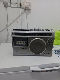 اخوان عندي هذا الجهاز سوني ياباني اصلي وزن ثقيل 8 باتري كبير جهاز شغال...