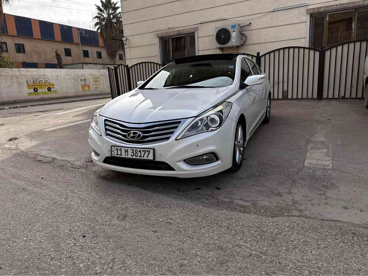 السلام عليكم 
أزيرا خليجي موديل 2014 فول مواصفات محرك 4 سلندر 2400 دوش. ارقام وهزة جديدة 
بصمة 
بانوراما 
كشات جلد وكهرباء وتدفئة السايق واراكب 
حساسات امامي وخلفي 
بردة خلفية كهرباء وبردات بلبيبان
مري شفط وترحيب واشارة بلمراية 
تبريد قطعتين امامي وخلفي ومناخين 
لد امامي وخلفي ولايت زينون بلاد 
السيارة كلش نضيفة استعمال شخصي 
السعر 128 $ 
***********
مكاني بغداد الدورة بغداد, العراق
