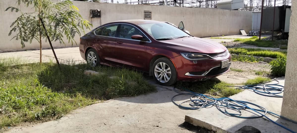 (السعر 104)السلام عليكم كرايسلر سي 200 موديل 16 بيهة صبغ باب خلفي و جاملغ خلفي بدون دواخل بدون ايرباك مكينه كير ميكانيك كهرباء مكفوله و بلاديه و ممفتوح بيهة برغي ترايهة انطيك بي دول مو محافضات  يعني اي نقص مبيهة الي يدور سياره جديده و ميفتح بنيد سعرهة 104 و بيهة مجال ماشيه 113 الف رقم اربيل باسمي هزه و سنويه جديده نص مواصفات شاشه صغيره كامره كير ماوس هاند بريد دكمه تحكم ستيرن و مثبت سرعه السياره كلوب جيك ممشتغل بيهة بس الزنون مسوي ب300 دولار مكانهة الغزاليه *********** بغداد, العراق
