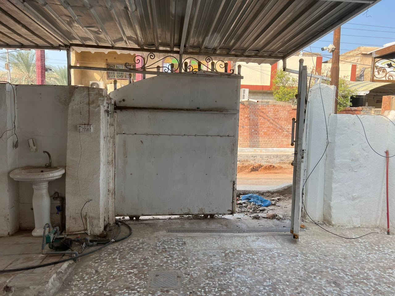 السلام عليكم بيت للبيع مساحه 200متر طابو صرف موقعه شارع 60 حي الاساتذه قرب شارع الحسينيه البيت فارغ حاليا تفاصيل ***********
***********
